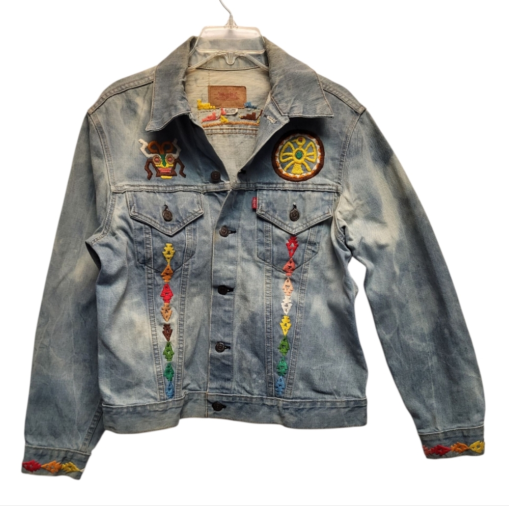 Vintage Levi's Mens Light Blue Denim Jacket w/ Southwestern Embroidery - Size 40